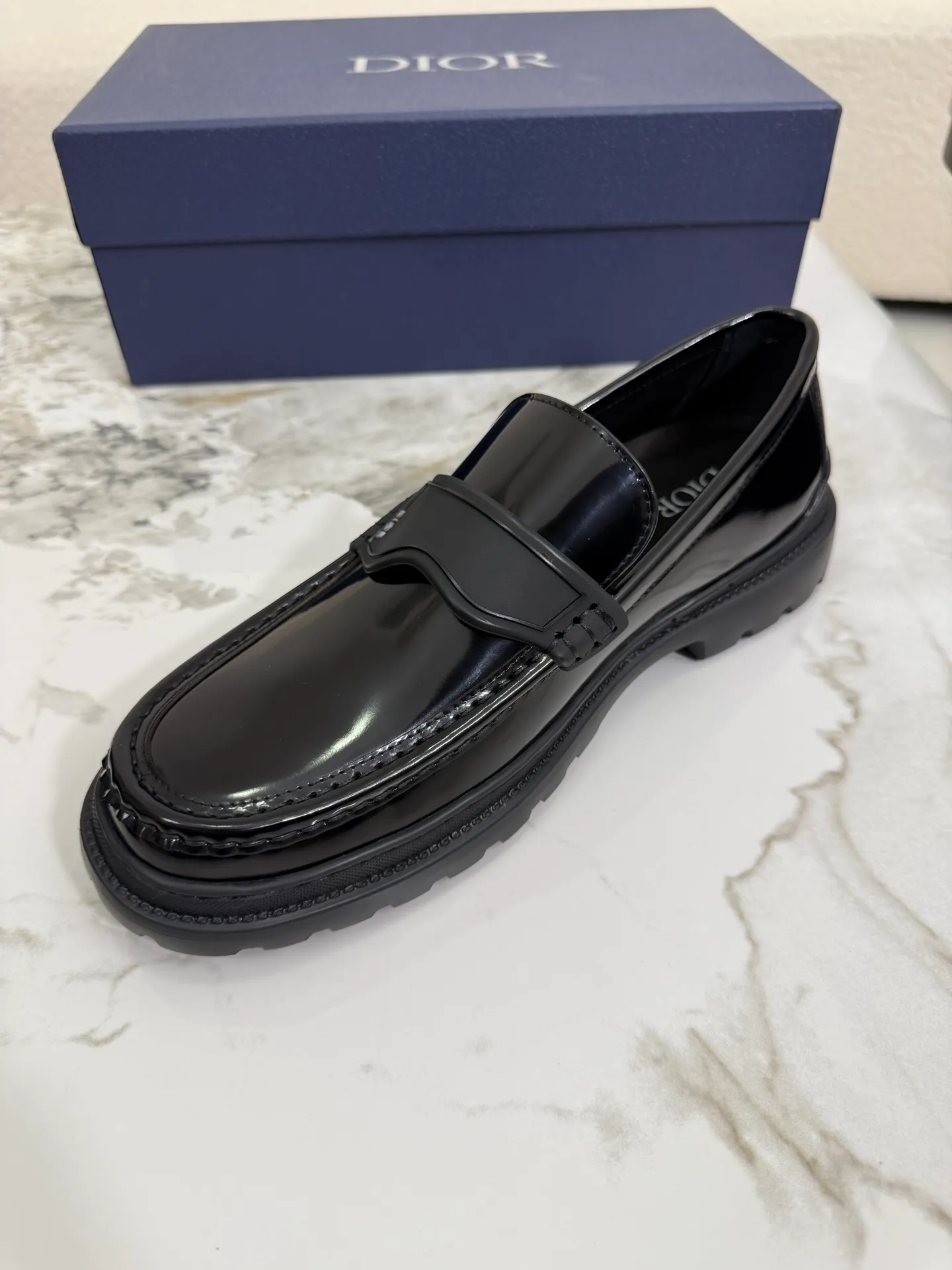 [ DIOR ] Top P: 820💰 ▪️Size: 39-44 (customized for 38.45) Top male leather shoes DIOR Dior combines high-quality materials and exquisite details. The imported cowhide leather upper is embellished with Gancio buckles, showing a luxurious style. Imported cattle. TP sole is light and flexible in texture